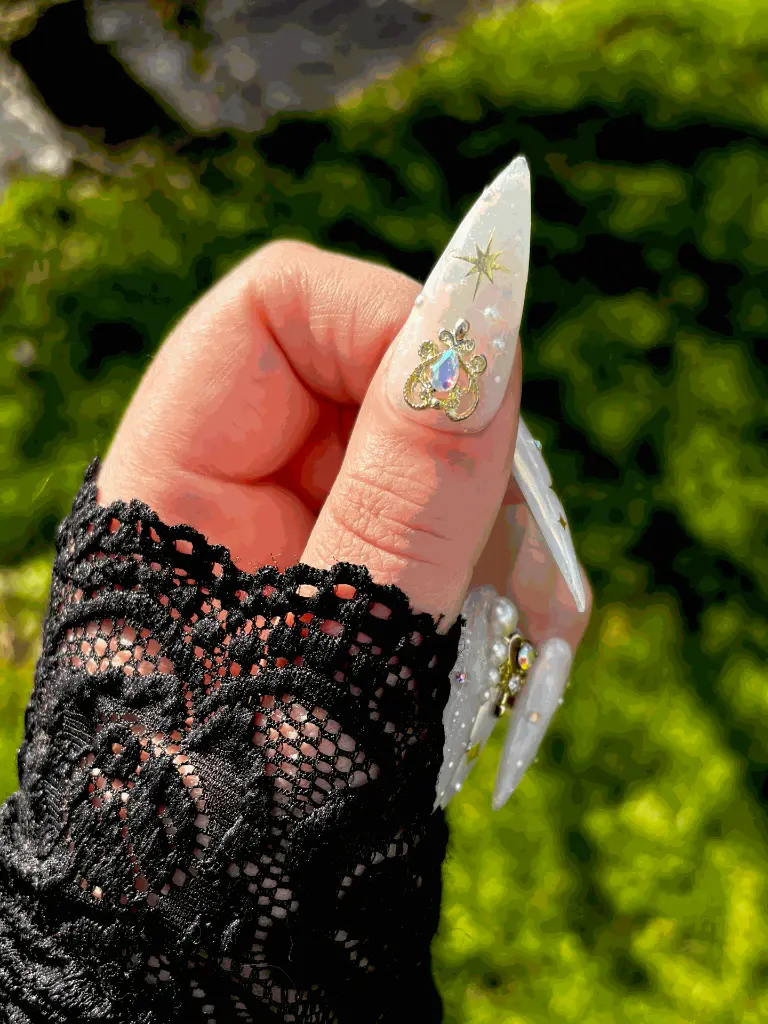 White Witch Pouce.webp